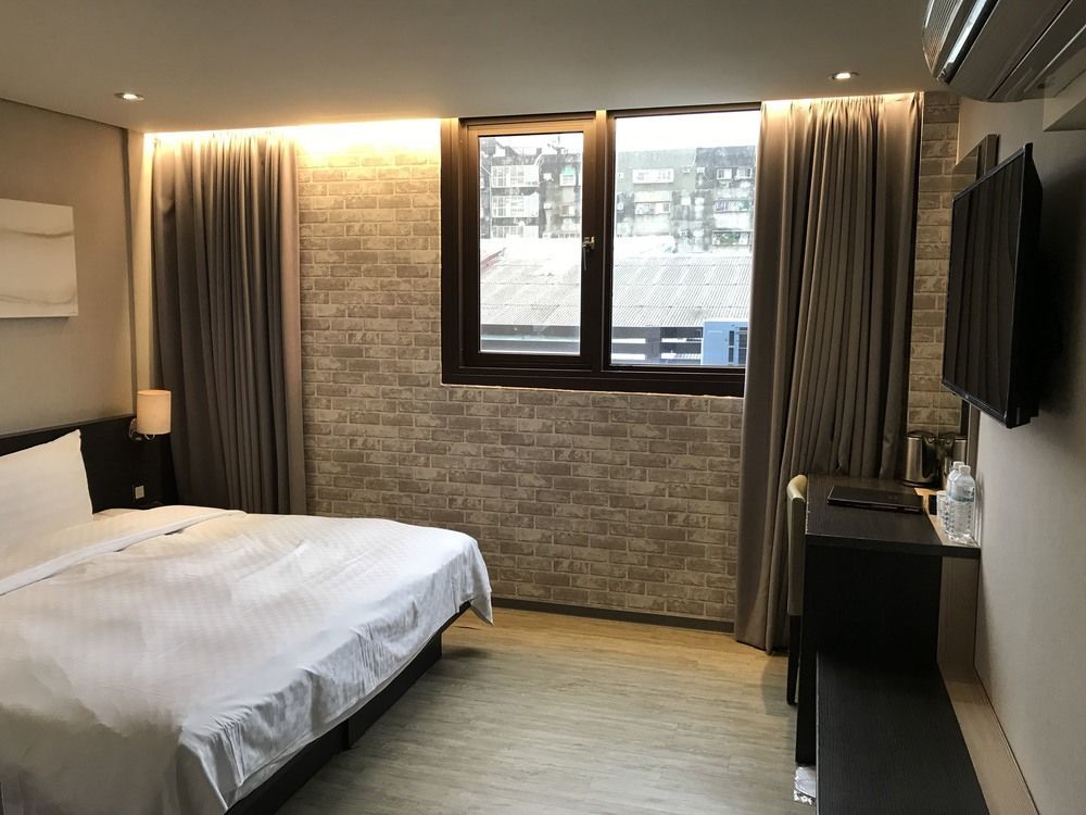 Smile 73 Hotel Taichung Exterior photo